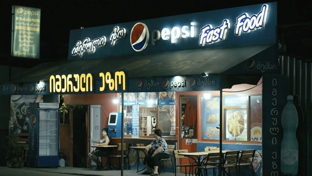 ზესტაფონის ლავაცების დაკეტილ ან ჯერ კიდევ ღია, მაგრამ ცარიელ კაფეებში მაინც აქვთ იმედი, რომ დასავლეთის და აღმოსავლეთის დამაკავშირებელ ახალ მაგისტრალზე, ახალი სავაჭრო ტერიტორია გაჩნდება. 