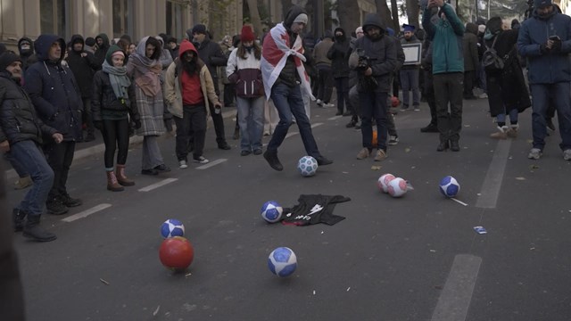 საქართველოს მეექვსე პრეზიდენტის - ყოფილი ფეხბურთელის, უდიპლომო მიხეილ ყაველაშვილის არჩევის დღეს ხალხი პარლამენტთან საკუთარი დიპლომებით მივიდა და ფეხბურთი ითამაშა.