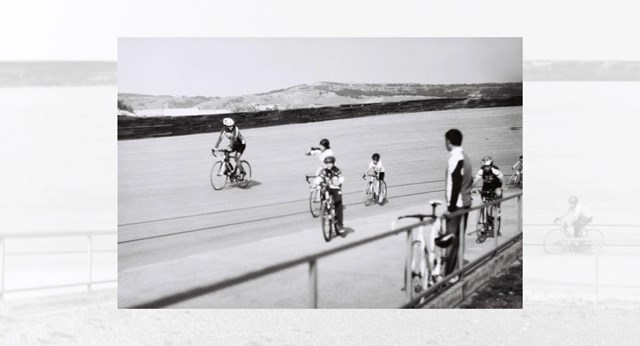 ბავშვები კატაობენ ველოსიპედებზე 